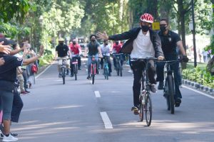 Saat Presiden Gowes dan Bagikan Masker di Kebun Raya Bogor