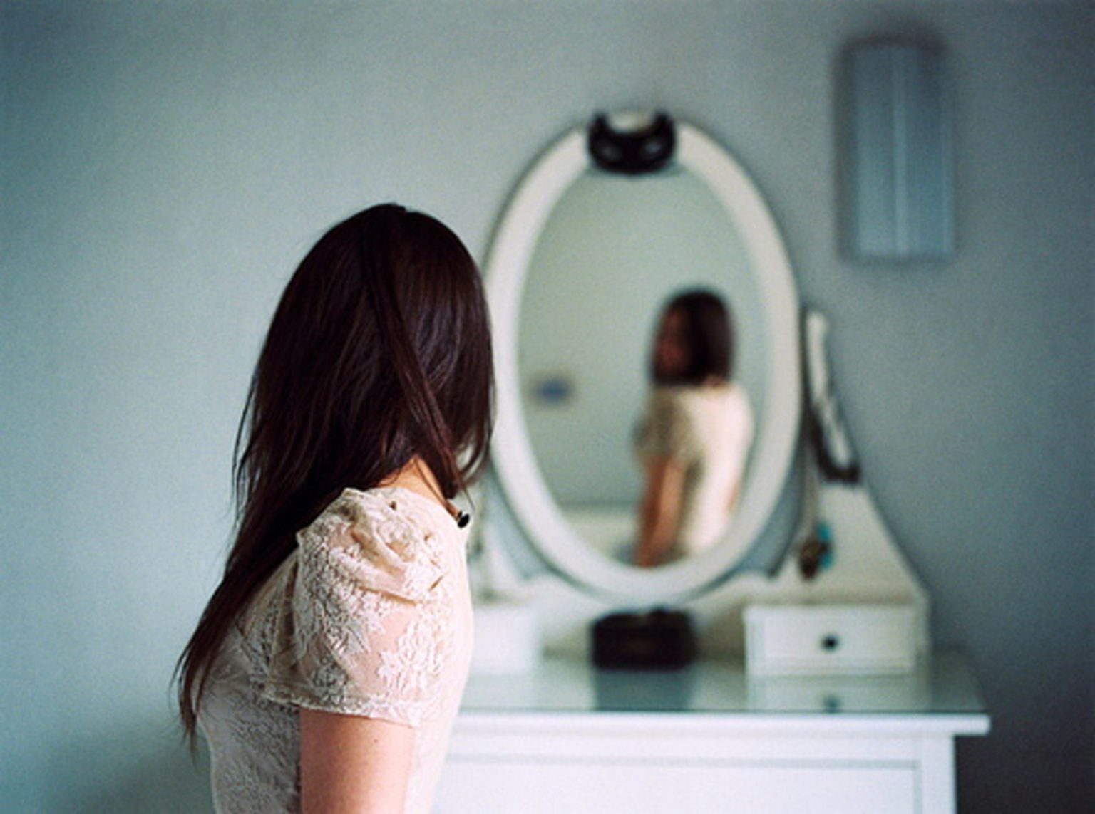 Видеть себя в зеркале с длинными волосами