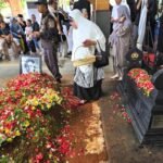 Foto : Prosesi berlangsung khidmat sebagai penghormatan terakhir bagi Eyang Meri yang dikenang karena kesederhanaan hidup dan keteguhan menjaga nilai kejujuran. di TPU Giritama, Tonjong, Kabupaten Bogor, (4/2/26) (doc.idris daulat)