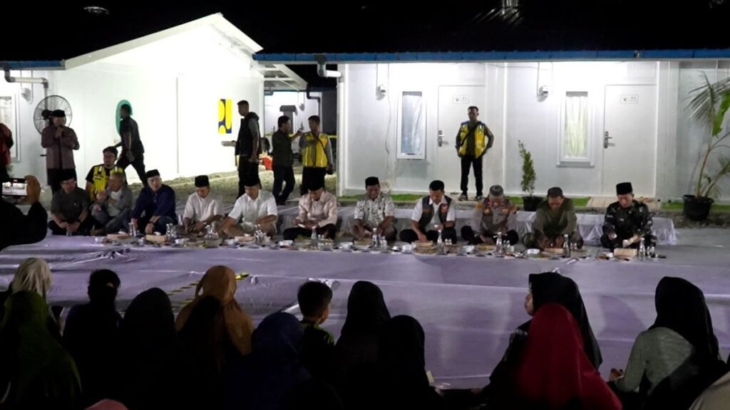 Momen Warga Sahur Bersama di Huntara Aceh Tamiang: Daging dan Udangnya Enak!